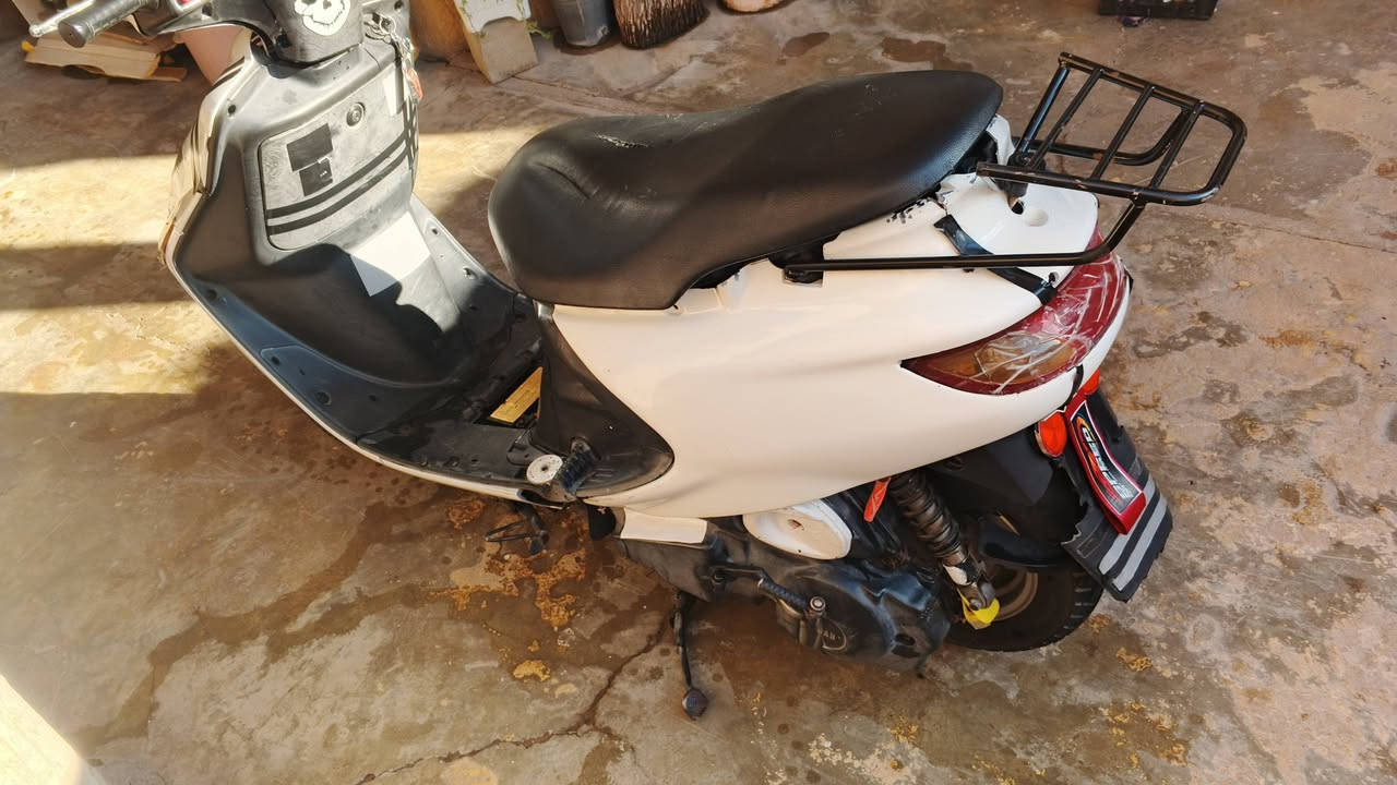 سلام عليكم اخوان/دراجه فراشه فورتي للبيع دراجه نضيفه خير من الله مكينه ناعمه ومامفتوحه دراجه مال رمبه جديده وشلعه ومعل خير من الله عنواني ديالى المقداديه اللاستفسار الاتصال على الرقم /***********/سعر 400وبيه مجال
