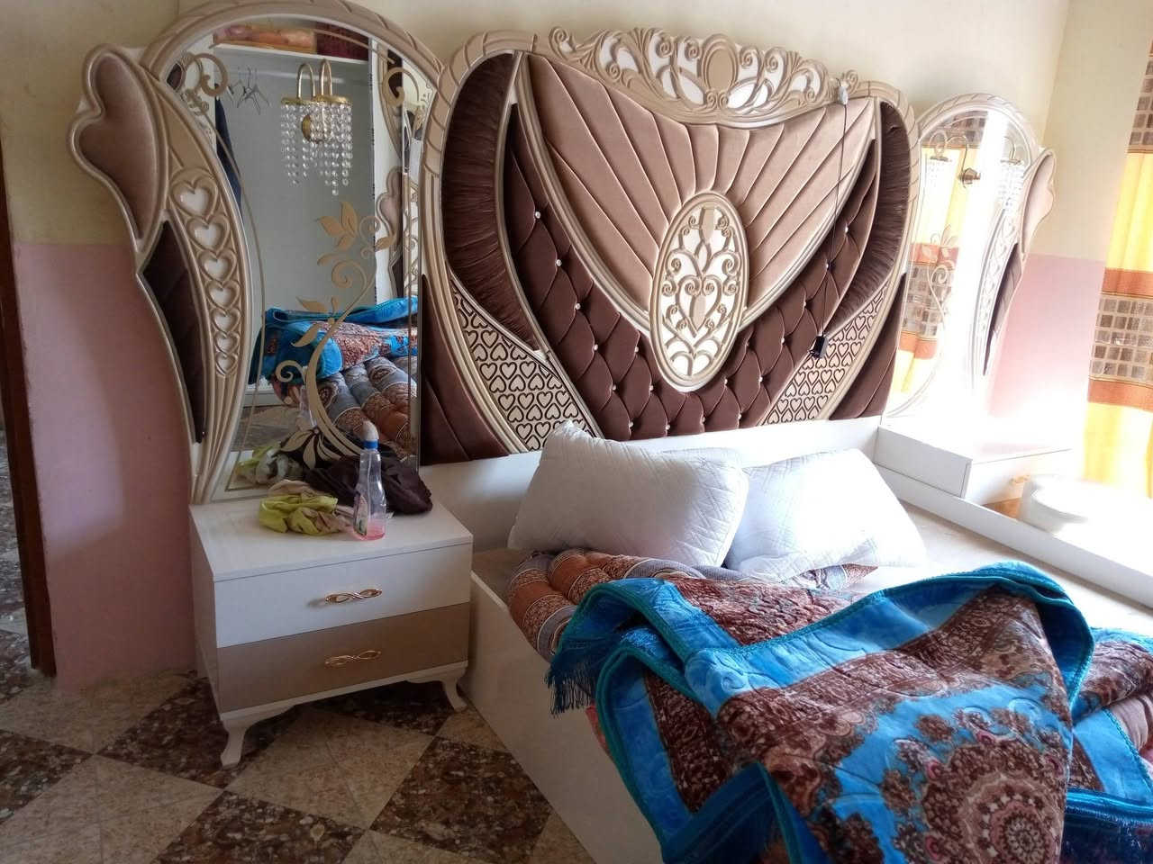 غرفة تركي سبع قطع نضافة 80٪عارضهة للبيع سعرهة 700 او بيهة مجال العنوان كربلاء حي العسكري ***********
