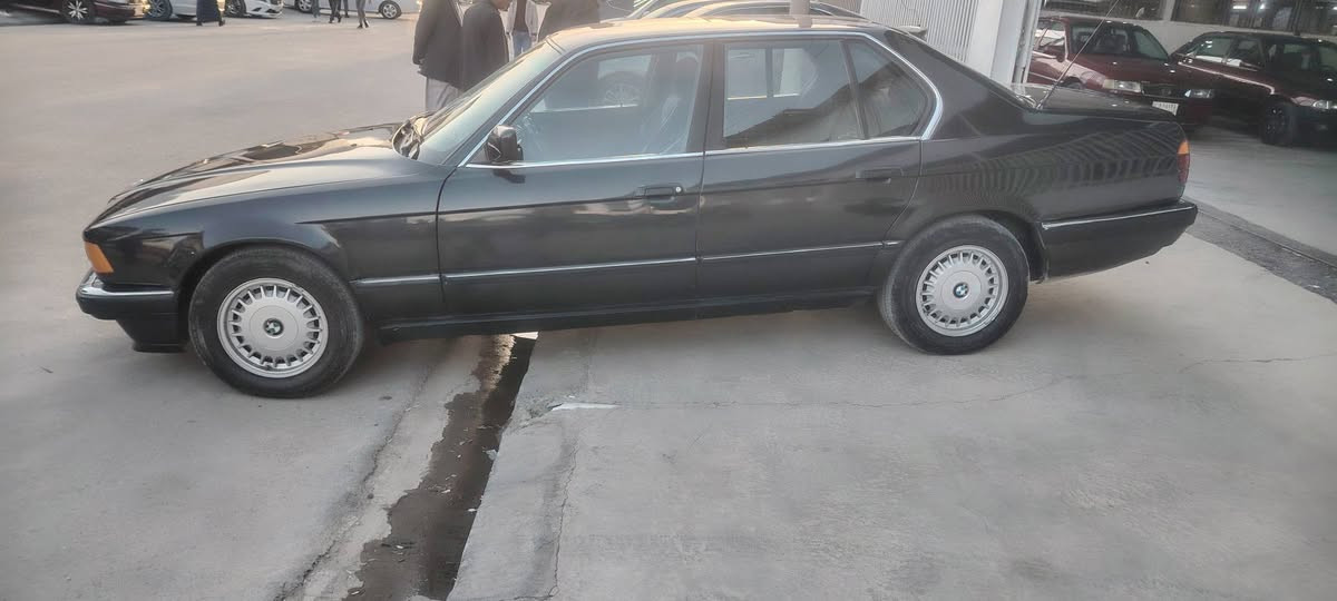 السلام عليكم للبيع

BMW 730i
موديل 1991

6 سلندر مفتوح

مكينه وكير جديد شرط

سعر 55 بيها مجال 

 استفسار. ***********
