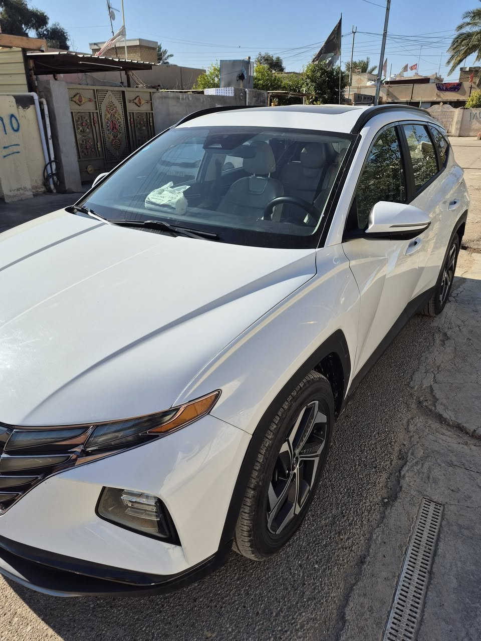 السلام عليكم
توسان وارد امريكي موديل ٢٢ للبيع 

صور الحادث مرفقة بدون دواخل بدون ايرباك حادث سطحي نفسه معدل ومصبوغ والجاملغ مبدل 

السيارة فول مواصفات 

محرك ٢٥٠٠ ,رادارات، جامات أوتو، توقف ذاتي، فتحة، كرسي كهرباء، الجنطة كهرباء، تشغيل عن بعد، ويل كروم ١٩، كشنات ،

جلد، داخل ابيض، وكراسي تدفئة وتبريد

تحديد مسار وتنبيه خروج عن المسار 

هاند بريك دكمة وبعد بيها مواصفات 

السيارة ارضيتها مدوشمة جلد 

السيارة رقم بغداد بأسمي 
باتري جديد تايرات بعدها جديدة 

سنوية ٢٠٢٩

السعر ٢٠٠ ورقة وبيها مجال بسيط 

الموقع بغداد جسر ديالى الجديد منطقة ٩ نيسان 

للتواصل ***********
