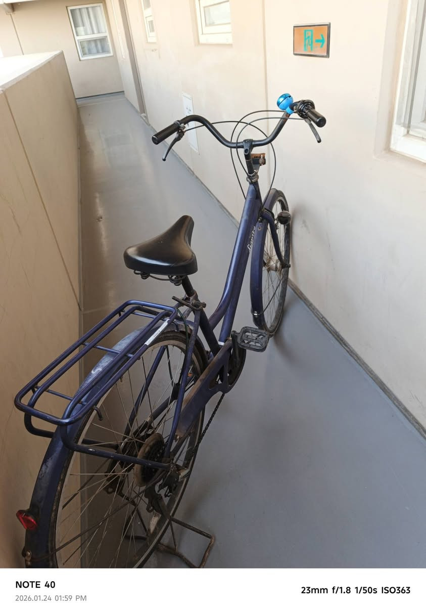 بايسكل للبيع استعمال قليل بناتي جديد بس التاير الورا فاش فقط نفخ السعر رقمي ***********
