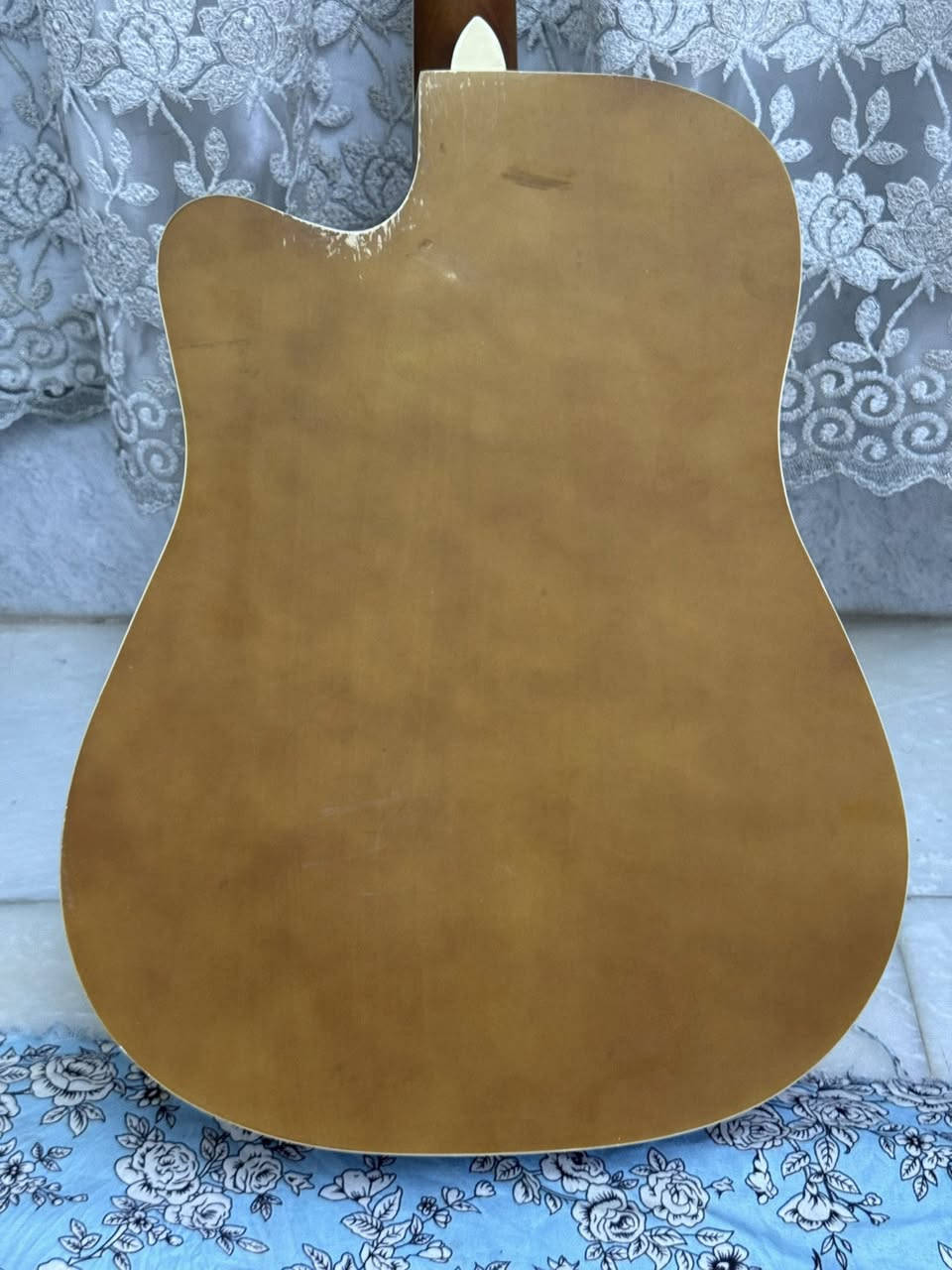 كيتار اكوستك خشب اصلي وبالكامل خشب يعني فنكر بورد و جسر الاوتار كلة خشب الكيتار بي كسر بالعنق اثر النقل ومصلح بس نهائيا ما ماثر وتصليحة قوي عنق الكيتار بي النكي يعني احترافي صوتة مرتب ويا بك للعزف السعر ٥٠ الف وبالعافية


**إذا كنت صاحب هذا الإعلان وتريد حذفه لأي سبب، رجاءا أرسل رسالة إلى الدعم الفني**