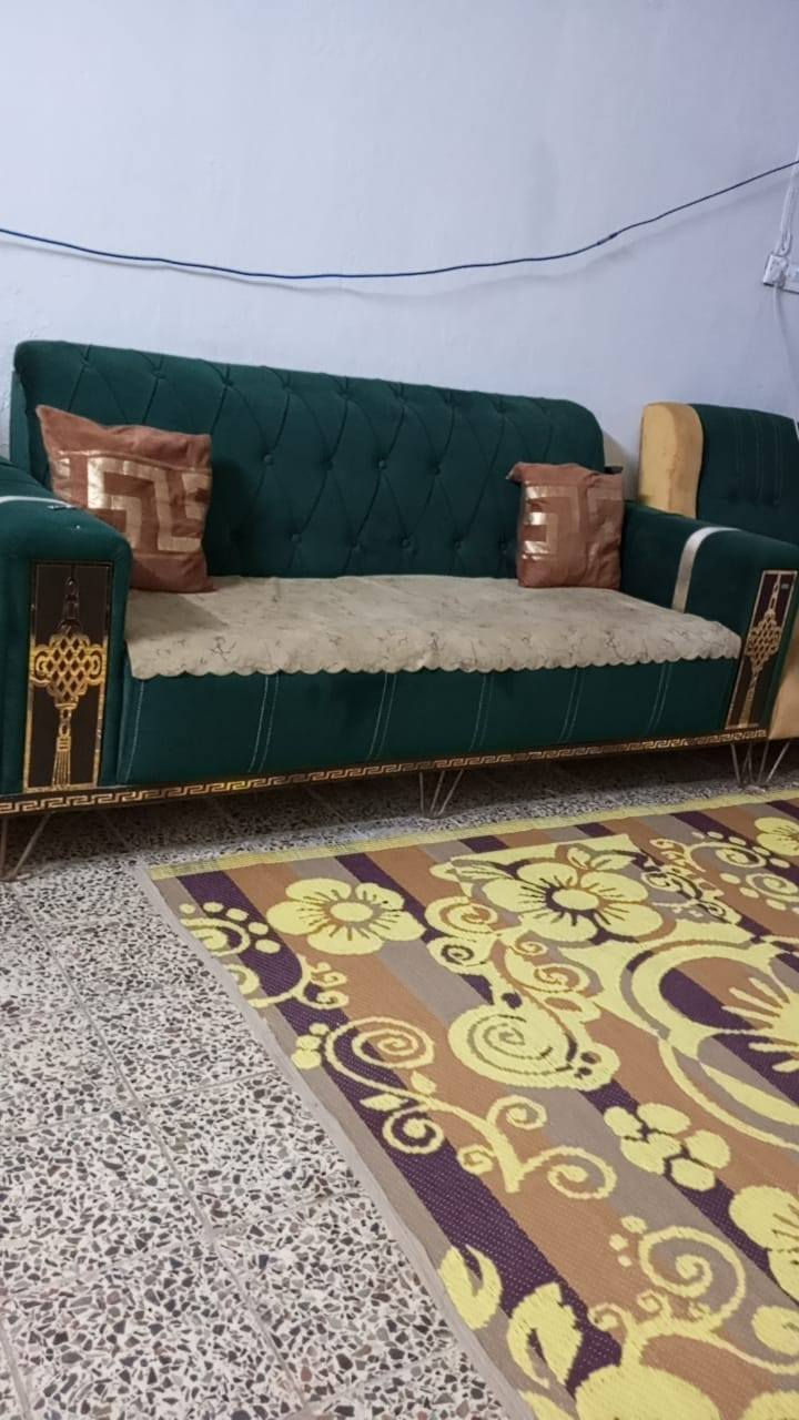 السلام عليكم تخم قنفات 7مقاعد للبيع استعمال قليل تفصال تكمه نظيف كلش السعر 350 وبيه مجال العنوان سكينه شارع المكاتب فرع سيد صادق المترفي للعقار ***********
