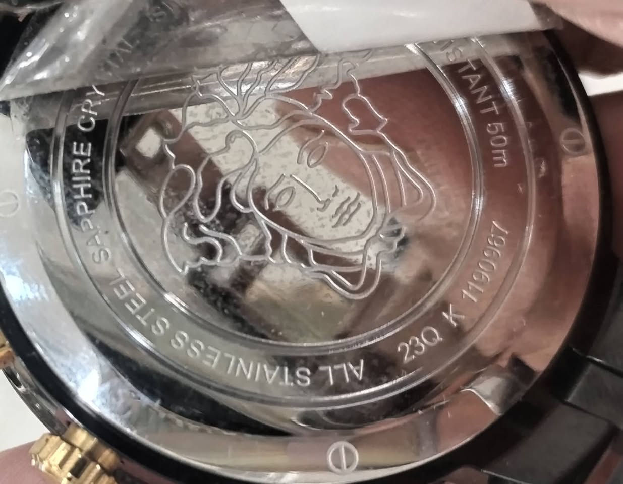 ساعة رجالية ماركة فيرساجي 
صناعة سويسري بالة اوربي نظافة 💯 
مواصفاتها 
- كرونوغراف مكينة يابانية 
- زجاج زفير ضد الخدوش 
- سير سلستيل طلاء ثابت 
- إطار من الفولاذ مقاوم للكسر والصدأ
- مينا بلاك مع شعار فيرساجي الفضي 
- مقاومة الماء بعمق 50 متر 
- عقارب واميال الساعة لامينوس اضاءة ليلية 
- سناتر شغالة دقائق ثواني
- رينك بحري دوار 
- 3 ازرار من سلستيل مع ختم فيرساجي 
- تقويم تاريخ يومي 
- تعمل بحركة الكوارتيز بطارية ضمان سنة 
- قطعة راقية وفخمة كجول ورسمي 
- فحص أمام المندوب إي أشكال يسترجع بيد المندوب 
للحجز على خاص 
أو مراسلة واتساب ***********
توصيل لكل محافظات العراق

نقدا وبالاقساط
