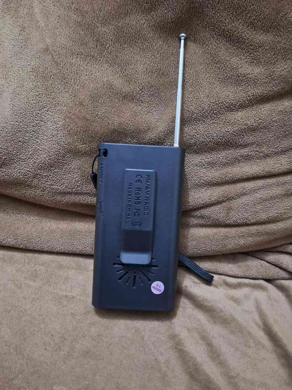 السلام عليكم للبيع راديو صغير جيبي جديد بالكارتونه يشتغل موجتين AM,FM شحن تايبسي وبيه مصباح ويشتغل رام ايضا السعر ١٠ الف الاتصال *********** 
***********
