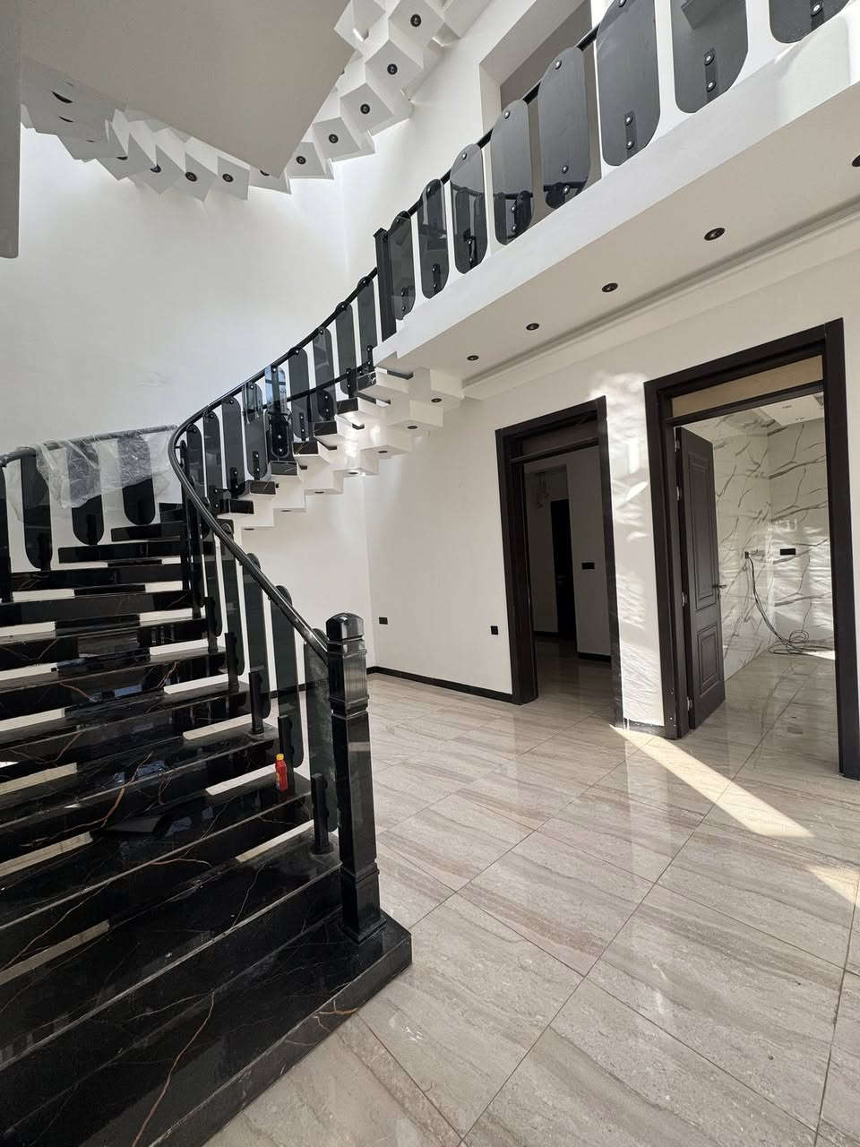 📌 دار ركن حديث زيرو للبيع طابو ملك صرف بناء فول درجة أولىٰ 3 طوابق بأشراف شركة هندسية تركية متخصصة في مجال البناء والإعمار  ،، ↘️↘️↘️ 

✅  المساحة  225 متر 
✅  الواجهة    15    متر
✅  الواجهة    15    متر
✅  كراج + حديقة
✅  استقبال + صالة 
✅  مطبخ حار + بارد 
✅  6 غرف ماستر 
✅  4 حمامات 
✅  غرفة خاصة لاندري ( غسيل ملابس ) 
✅  واجهة البيت بالكامل مرمر + الأرضيات مرمر 
✅  شارع عريض + رصيف عريض 
📍  العنوان / بغداد - الاعظمية - الأخطل 

☎️  للإستفسار ***********  واتس أب/ محمد حسن
