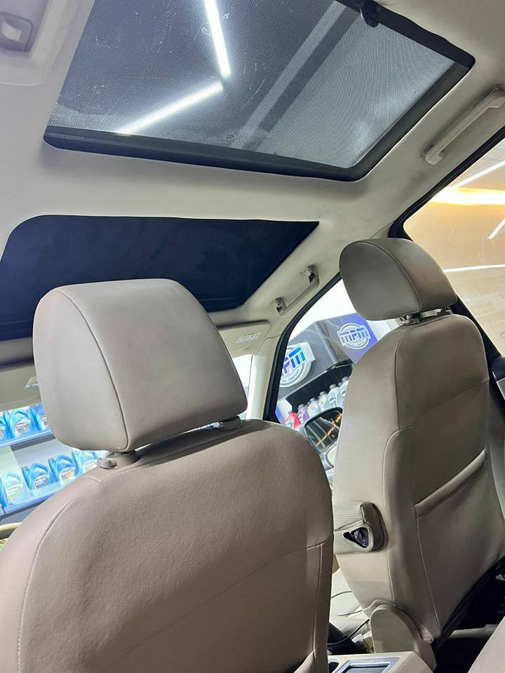 السلام علیکم 
لاندرۆفەر  ۲۰۱۰  کلین  دەعامیش سبوخی نیه بێ دەعمە سپی بونەوەشی نیە
شەریکە سەردار 
فول مواسەفات  پانوڕاما
ناوحورفەی جلدەو کارەباییە
گێر مکینە تبرید  هەمووشتی بەشەرت
سعری ۹۰  مجالێکی برایانە
***********
وەتس ئەپی لەسەرە أربيل, العراق
