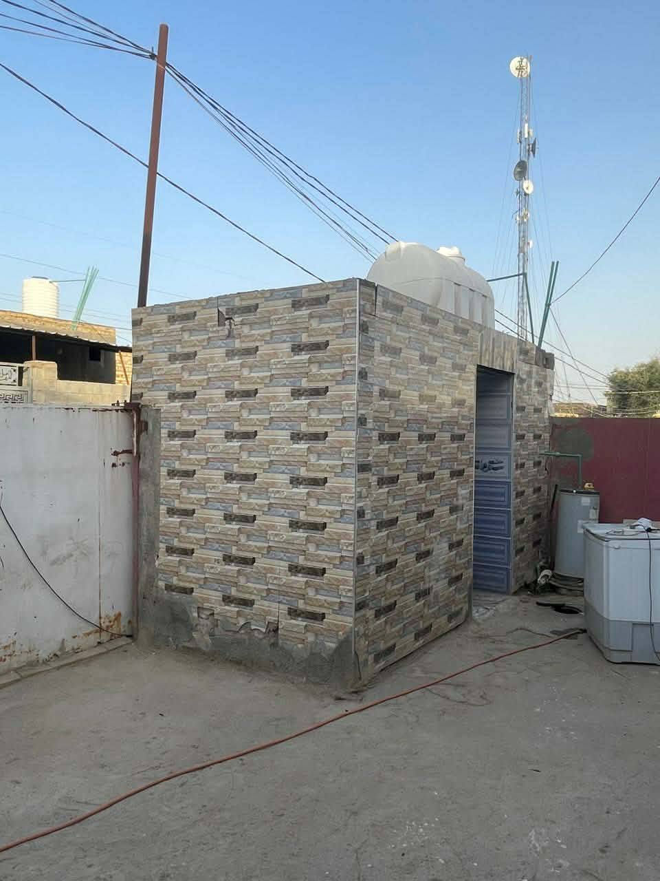 السلام عليكم للبيع بيت طابو زراعي سند 25 مداور المكان حي منصور ع نزلت ابوالمخضر المساحه 250 متر غرفه 3 وصاله ومطبخ وحمامات  وبراني بناء بلوك وطابوك السعر 45 وبي مجال *********** بي واتساب
