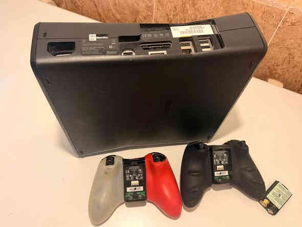 السلام عليكم اكس بوكس 360 سلم لمس يحتوي على 148 لعبه قويه شغال واي عيب مابي وياه دبل جوستك بلادي وكامل ملحقاته الاصليه الجهاز بي ضمان فحص وبل الشرط انطي هم العابه حلوة والجهاز حلو.
السعر115 الف مكاني كركوك وعندي توصيل لكل انحاء العراق رقمي *********** الشراي يتواصل وياي وخادم للطيبين اني. كركوك
