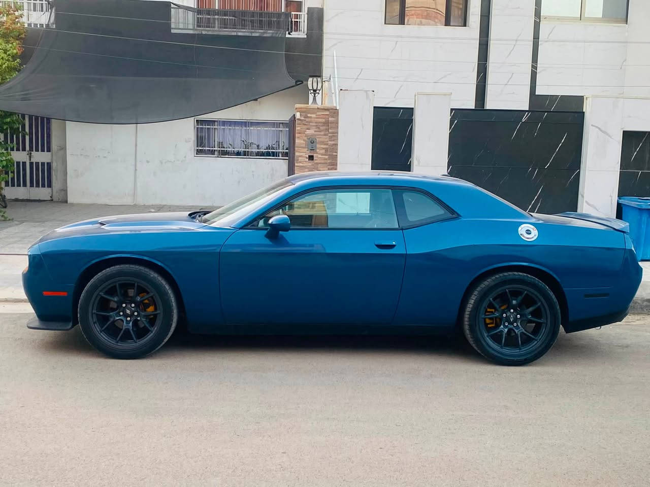جالنجر sxt 2020 
لون مميز 💙
شاشة وسط 
تحكم ستيرن جهتين 
تاير جديد 
ويل مبدل 
كشن كهرباء 
صدر جديد 
سيارة كاملة مكملة 
ادامة كاملة 

السيارة ماشية78 الف 
حادثها بامريكا بس جاملغ امامي لا شاصي ولا لخود 
ايرباكات بس الامامي

وهنا صار بيها باب نفس الجهة والجاملغ الخلفي (صبغ بس رش عدا الباب بي شوية معجون) وبارد بسيط بجهة السايق 
سيارة كاملة مكملة وشرط على الفحص 
شرط تحويل ثاني يوم 
رقم سليمانية الجديد 
السيارة عارضها ب173 وبيها مجال بسيط للشراي المو شراي اترك كلمة طيبة 
***********
