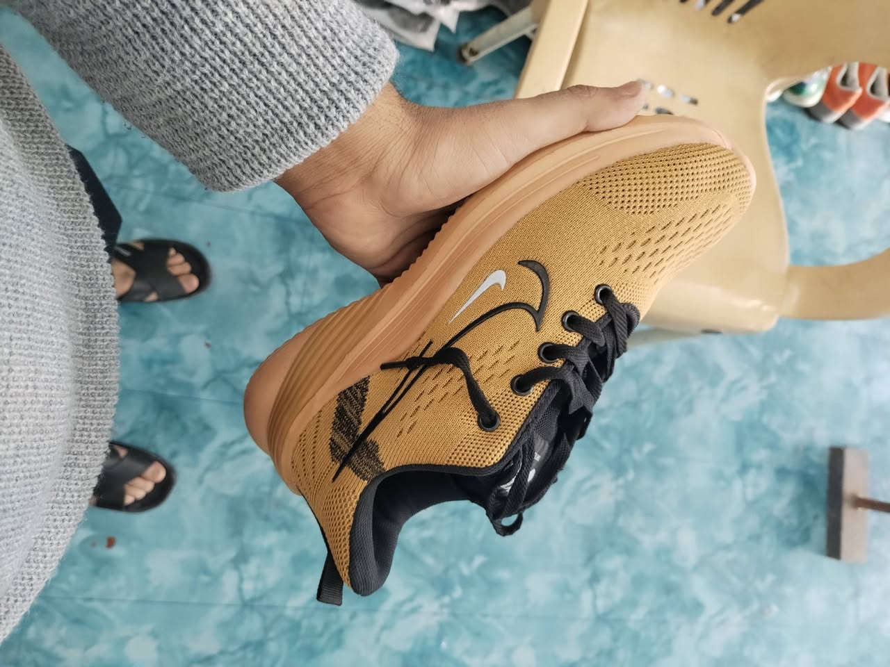 سلام عليكم عدي حذيه شلعه تقريب 43 زوج حذيه كله نضيفه ومابيه مضروب هاي كم قطعه منهن. و بسعر مناسب. ***********
