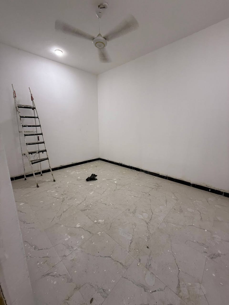 السلام عليكم سعر ٦٨ وبي مجال قليل نقص بيبان الصحيات فقط
بيت١٠٠م  طابو صرف بسمي حي الفداء شارع ابو لبنان مقاطعه٢٤ بناء حديث طابوق وصب كونكريت يتكون غرفه نوم وصاله وستقبال وصحيات ومنور ومطبخ وحمام ***********
