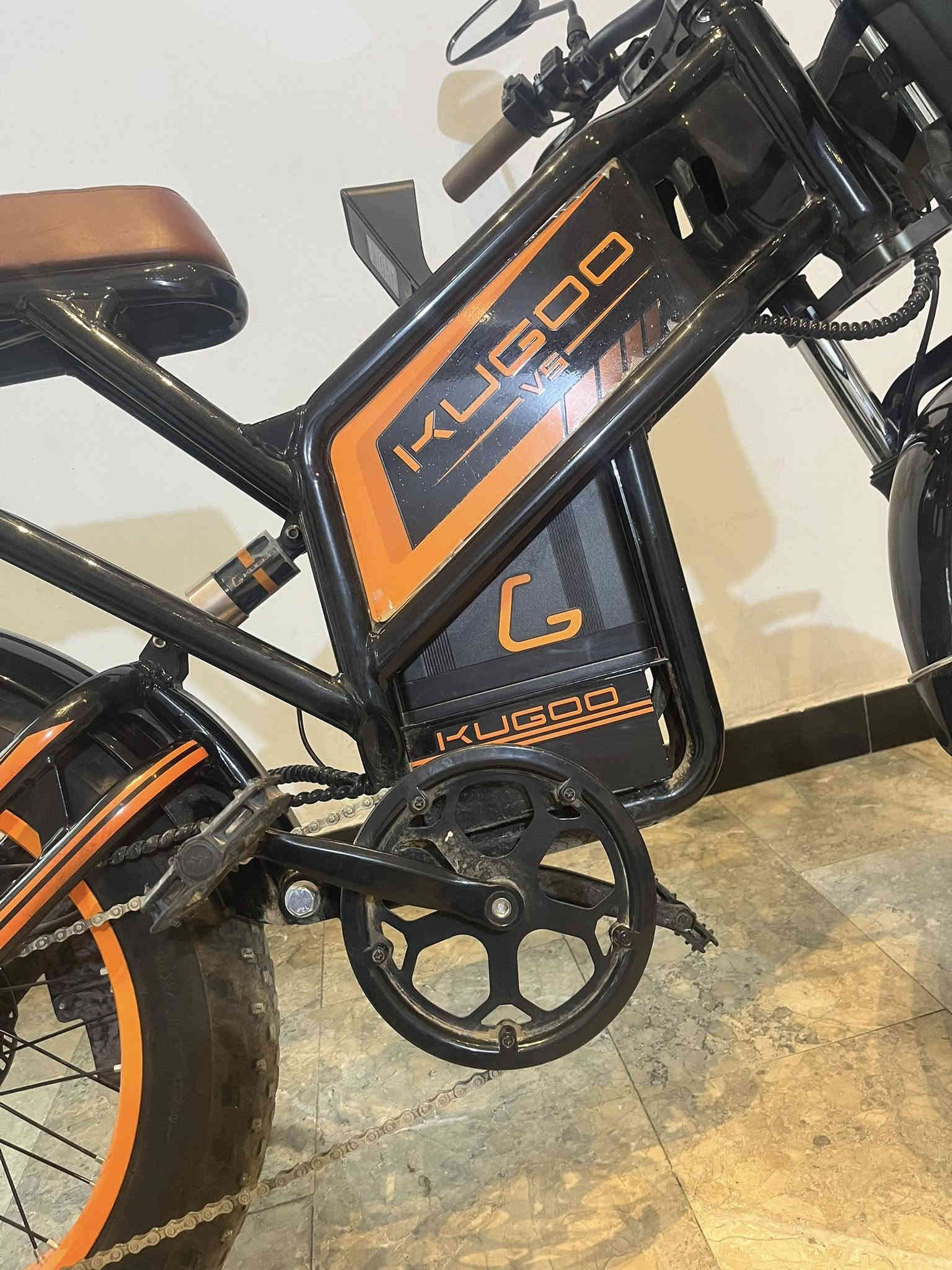 دراجة من شركة kugoo دراجة شحن وبنفس الوقت بايسكل الدراجة 3 سرع سرعتها 60 حقيقي تتحمل وزن 150 نوع البطارية ليثيوم ايون دبلات امامي خلفي حجم التاير كبير 48 فولت 24 امبير بريكات دسك هايدروليك تحتوي على عقرب من نوع شيمانو 6 سرع السعر مليون
