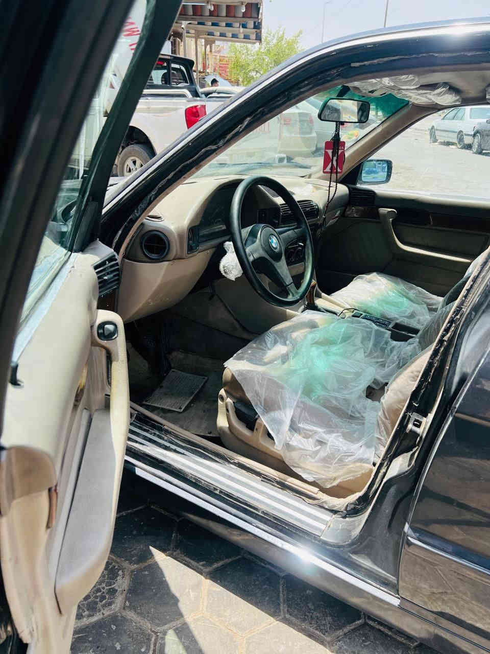 السلام عليكم BMW 520 موديل1991  بدون فتحه مسكر عدله گير عادي جاترك  جواها اكسل 3.23    حاويه 
هوه وعربانته
تخم تاير قبل ٢٠ يوم شديته الاصلي
ويل خليه جديد
تبريد ثلاجه ❄️
جام اربع بيبان كهرباء
غرفه جديده جلد
باتري جديد
منضومه المي حيل جديده
سنتر للك كل السيارة
مابيها حادث
مصبوغه عام والصبغ درجه اولى
دوسات M
سستم صوط كولش مرتب
كهربائيات متلگه لو شويه نقص وبلاد
المكينة بيها تبخير من اول تشغيله بس ويروح وينزل من سعرها مكينه بيها عزم اكسر بيها ويل
صرف بانزين ماكو ومنضومه البانزين كذالك جديده من تخم مجاول وبلكات وووو
سلف ميماتي بيها
گيرها جديد
السياره بسمي قبل شهر شديت رقم انگليزي وبسمي تحويل مباشر  واسوي عقد مروري مباشرتا ونجهز للتحويل رقم 11بغداد

سعرها ٥٥ واي ملاحضه بيها الي من نصيبا ويقيم الملاحضه ينزل من سعرها واني الممنون
وهنياله الي ياخذها وبالتوفيق *********** 
وربي يرزقكم ويرزقنا وياكم تحياتي
