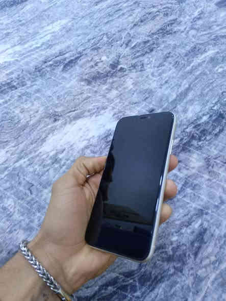 11 كامرتين جهاز نضيف 
فقط بطاريه مبدل 100
ذاكره 64
كامرات ٫ صوت ٫ سيم 
كله مكفول ونضيف 
بصمه وجه متوقف 
سعر 190
***********
