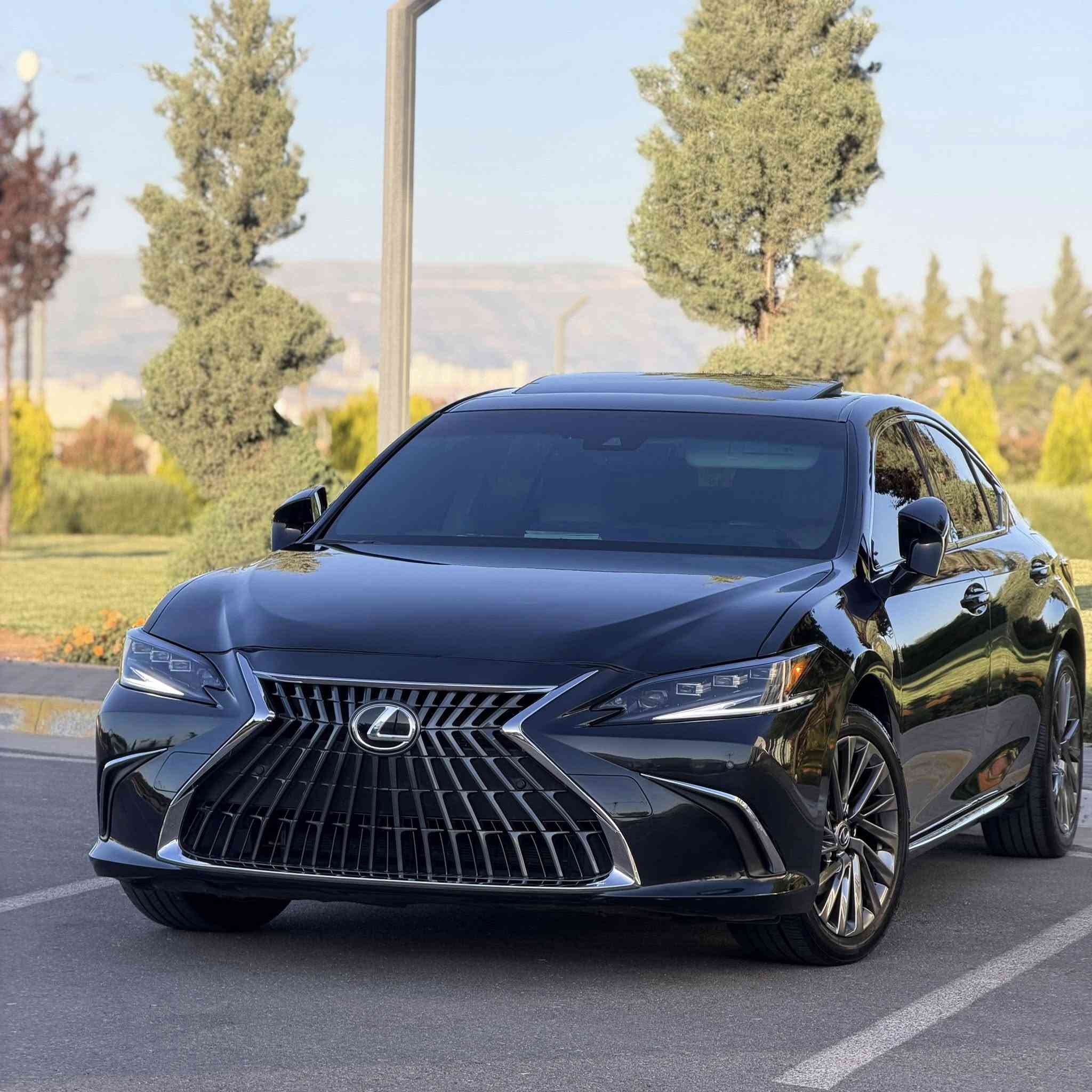 Lexus es 300 h 2025 هايبرد 

 فقت للبیع ✅

السيارة فول مواصفات ١/١ 

ماشية 30,000 الف miles 

نوص بنت سبغ بدون ارباگ 

بعض من مواصفات السيارة 

كامره خلفيه  

شاشە جبیرە 

داتاشو 

حساسات امامي و خلفي 

رادارات امامي و وجانبي 

مثبت سرعة تفاعلي 

تدفئة تبريد كشنات مع خرن ميموري 

فتحة سقف 

داتا شو 

شاشة جبيرة نظام كار بلي وايرليس 

شحن لاسلكي  

مري شفط وكهرباء 

وبيها بعد هواي مواصفات معروفة 

السيارة جاهزة بدون نقص 

سعرها 318 وبيها مجال بسیط

مكان السيارة سلیمانی 

سیارە بدون رقم ترقم رقم شمالی ای محافظە

***********☎️

58ADA1C13SU055695

