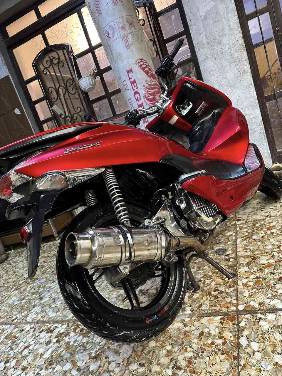 السلام عليكم للبيع pcx  2016 ياباني اصلي ستاند كهرباء حساس زدحام الدراجه كلها مزوده نبكل بلاد لون مميز كهربأيات كلها شغاله دراجه خير من الله نقصها جامه فقط  وبيها تبخير قليل ممأثر معدل 110  سعر 10 وبيها مجال *********** بغداد مدينه الصدر
