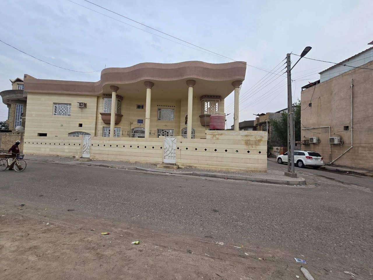 يتوفر بيت الليجار
المساحة 400متر 
يتكون من طابقين 
طابق الرضي 4غرف  صحيات ديوانية صالة كبيرة كراج ستقبال 
طابق ثاني 3قرف  صالة صالة ستقبال   
العنوان شارع بغداد  
سعر خاص 
ستفسار *********** 
ابو عباس
