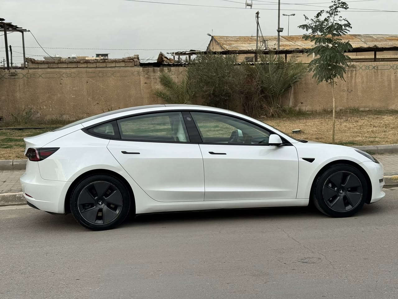 تسلا 2023 رقم بغداد بسمي
سياره كلش نضيفه مال جناي ما بيها نقص 
صور حادثها موجوده ويا صورها ارباك سليم فقط برده 
سياره بيها بابين مبدل اصلي ثنين صبغ بل خارج بدون حادث
السعر 158 بيها مجال للشراي 
الاستفسار *********** مكاني بغداد السيديه
