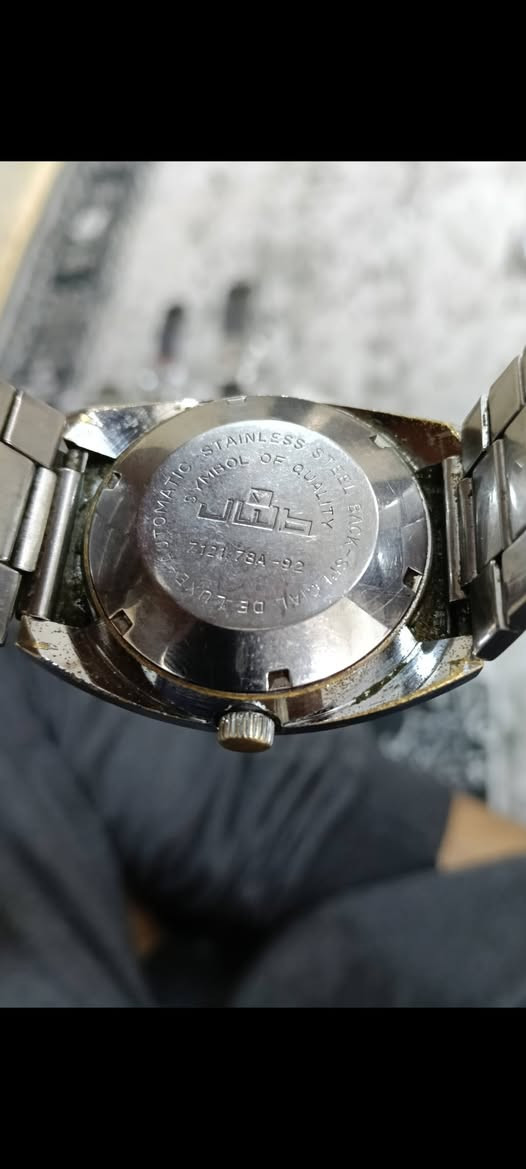 للبيع تحفة سويسرية نادرة.. ساعة Jowissa De Luxe (إصدار السبعينيات)
الوصف:
لهواة التميز والقطع التي تحكي تاريخاً، أعرض لكم ساعة Jowissa السويسرية الأصلية من مجموعة De Luxe. تتميز هذه القطعة بتصميم "Retro" كلاسيكي يعكس فخامة الصناعة السويسرية في عصرها الذهبي.

أبرز المميزات:

الماركة: JOWISSA (Swiss Made).

المينا: أزرق متدرج ساحر (Sunburst Blue) بتصميم فريد.

الوظائف: نافذة مزدوجة لعرض اليوم والتاريخ عند الرقم 6 (ميزة نادرة ومطلوبة).

الهيكل والسوار: فولاذ مقاوم للصدأ (Stainless Steel) بتصميم متين وأنيق.


**إذا كنت صاحب هذا الإعلان وتريد حذفه لأي سبب، رجاءا أرسل رسالة إلى الدعم الفني**