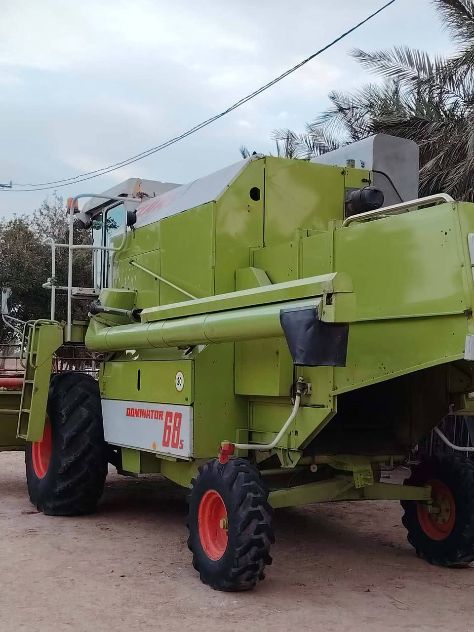 سلام عليكم حاصوده كلاس للبيع موديل 88مكينه على وضع الشركة رقم واسط تحويل مباشر تأير 26لوره18مكينه مديومه وجاهزه محرك و كير و هوزن على وضع الشركة ستفسار ***********
