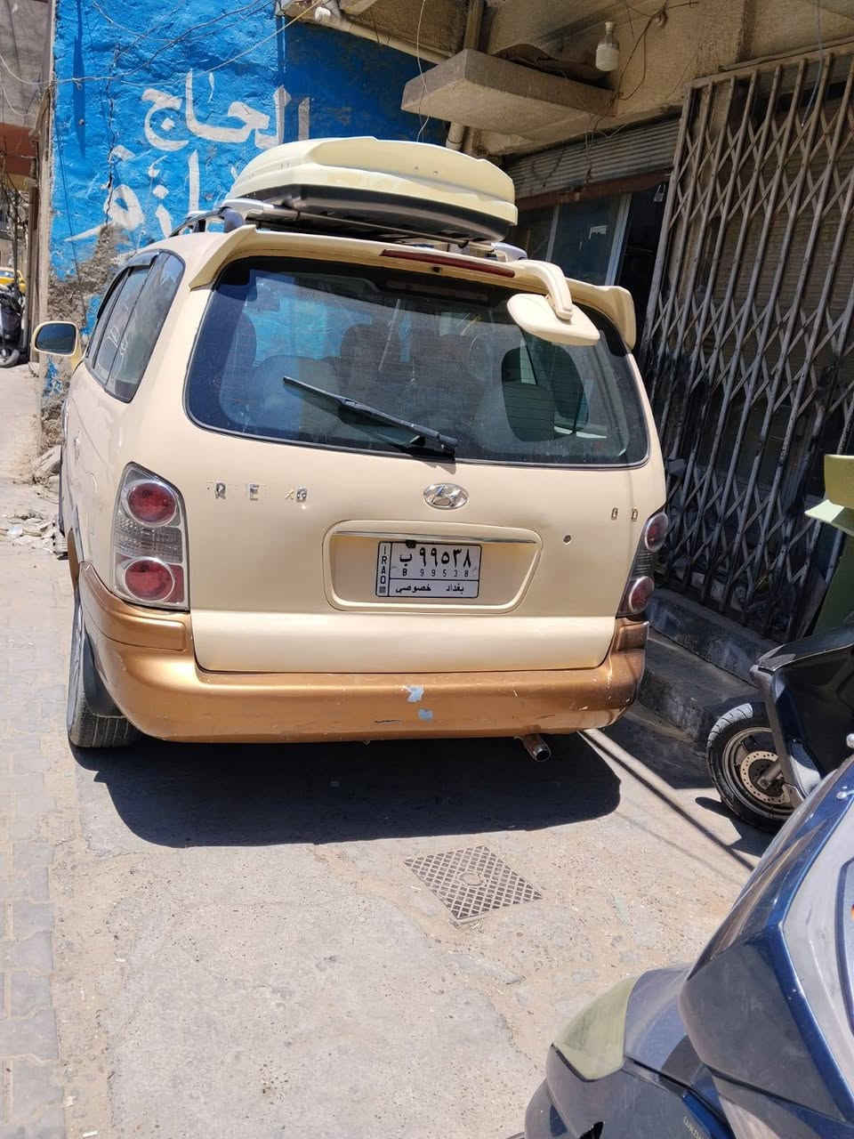 السلام عليكم
هونداي ترانجيت موديل ٢٠٠٦ بانزين محرك ٢٧٠٠
سياره مصبوغه عام لجماليه 
و صدره خلفي شويه تعبان 
و بقيه سياره كله شغال و عله بلاد 
من تبريد ومن كهربائيات 
السعر ٩٣ وبيه مجال 
الاتصال *********** وبي واتساب
