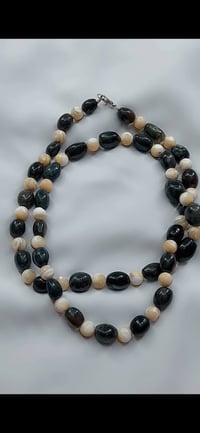 عندما يمتزج باطن الارض بباطن البحر ،،،قلادة كولييه فينتج عبارة عن حجر ...