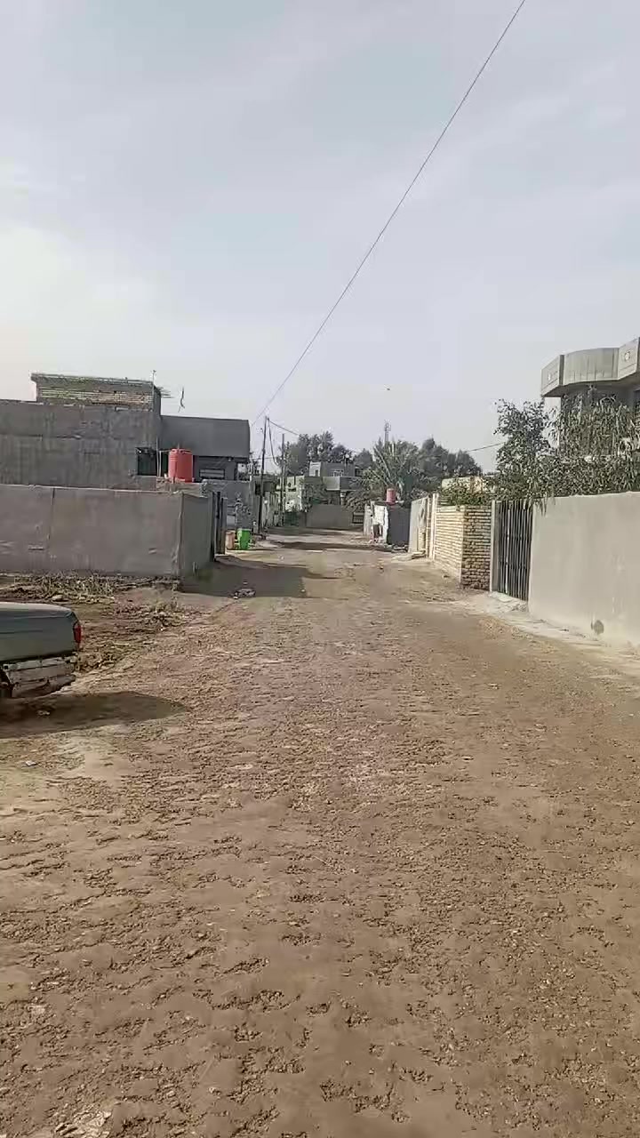 بيت للبيع مساحه 300 متر طابقين 3 غرفه منام  عرض الشارع 9 متر بناء طابوك طابو زراعي سند 25 باسم ابو البيت السند حله سيف سعد ورديه منطقت المستوصف مقابل مركز صحي المستوصف أو مقابل محطت المقادير يبعد عن الشارع العام 160 متر كما مبين بلفيديو البيت بناء سنت 2025 حديث سعره 88 اتصال ***********
