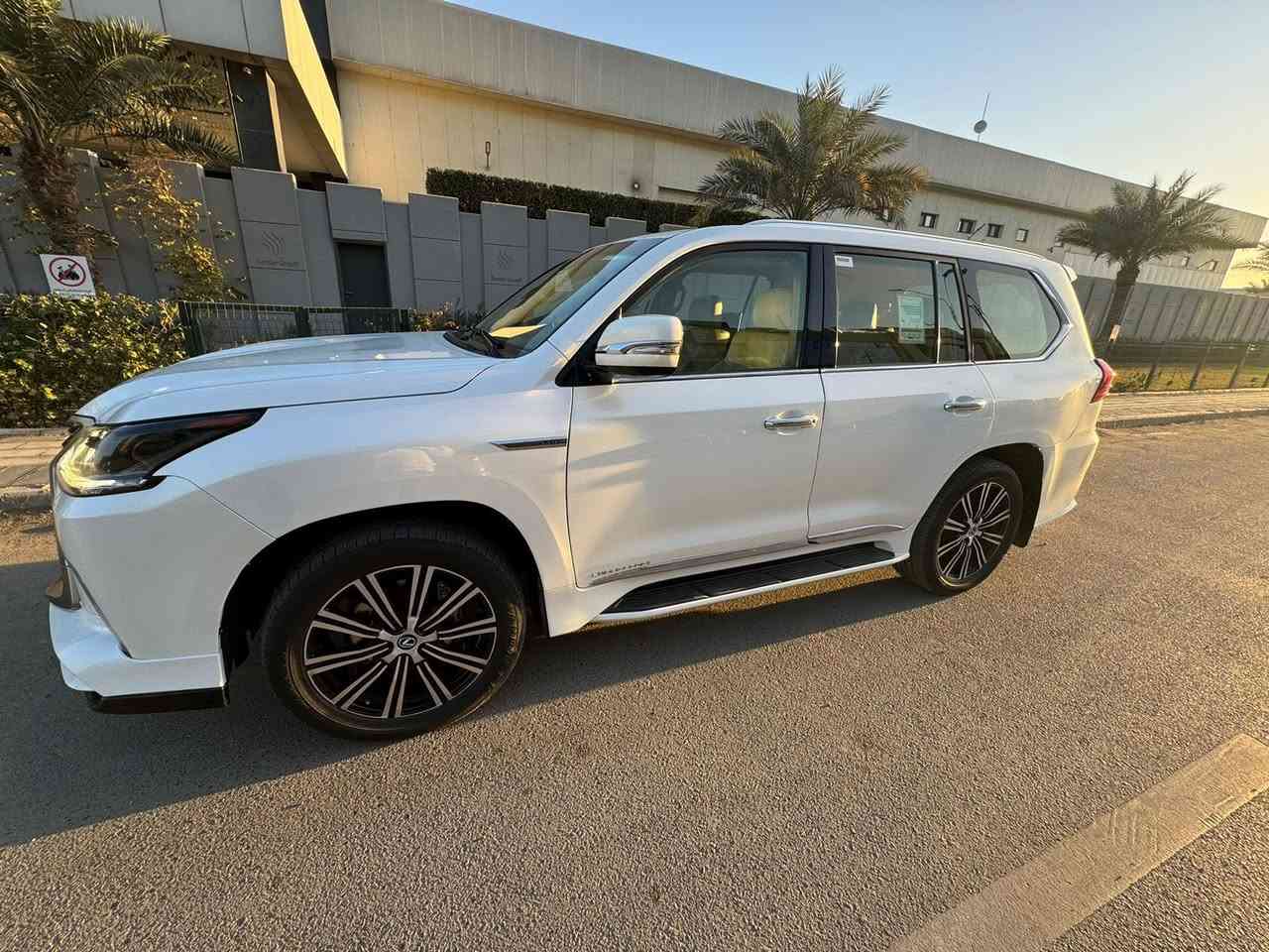 السلام عليكم لكزز بريم موديل 2016 كفاله عامه بيه قطّعه وحده فقط سوبر سبورت 5700 ماشيه 95 الف السعر 51 الف وبيه مجال للاستفسار الاتصال ع رقم ***********
