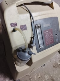 جهاز أكسجين • ١٠ لتر • يشتغل ١٠ دقايق