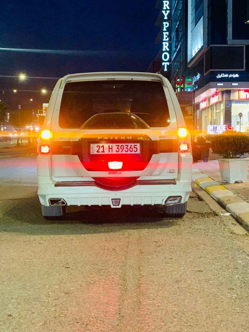 السلام عليكم باجيرو 2015 
للبيع او مراوس حسب القناعة 
فول مواصفات حبتور 
فتحة كشنات جلد 
كشنات كهرباء حساسات 
تحكم ستيرن  ٣ جهات 
اشاير بالمري 
لايت زنون 
حجم المحرك 3500 المرغوب 
بيها جاملغ الخلفي صبغ اثر جراد فقط لا ضربة ولا معجون  
***********
