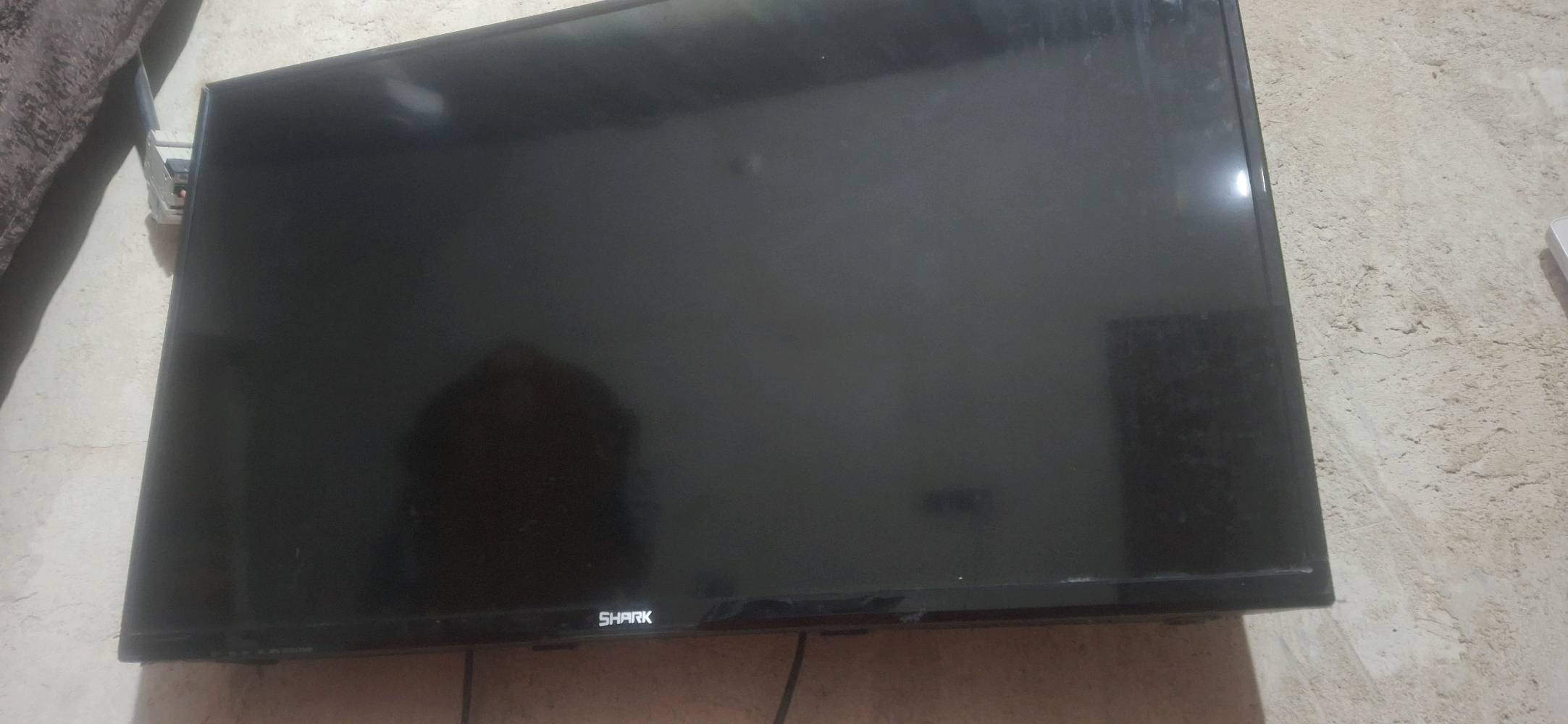 شاشات حجم ٣٢ عدد ٢ الوحده ب٥٠ 
وعدي راوتر كامل بس تفعيل ب١٠٠ الف سعره