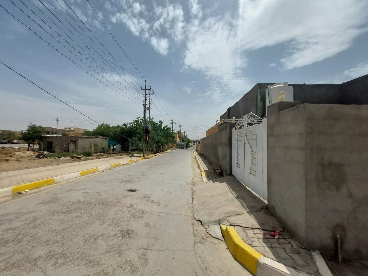 سلام عليكم 
بيت ب حي رمضان ركن على الشارع  دور حكومي
جانب مدرسة زاكروس و مقابل جامع حجية كافية (( ٢٨٠ متر ))
 
_بي غرفتين و هول ومطبخ و صحيات داخلي و خارجي 
سعرها 60 مليون و بي مجال
للاستفسار(***********)
