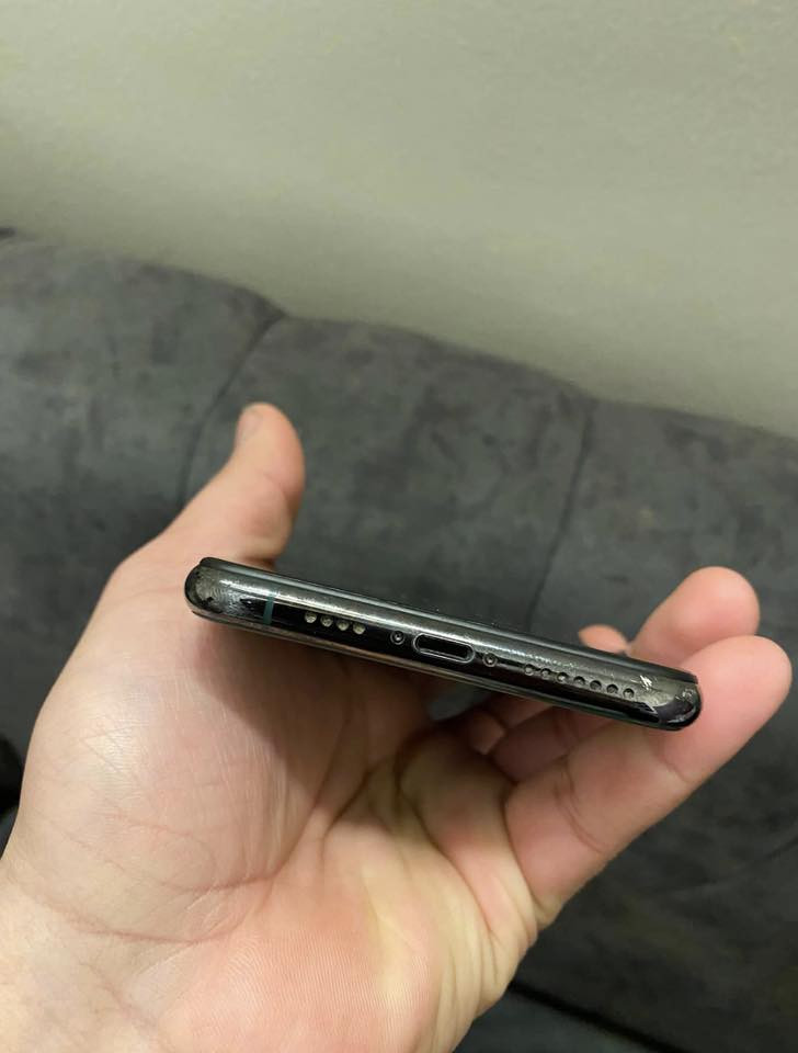 سلام عليكم ايفون ١١برو ماكس كفاله. فقط مستبدل بطاريه. 100.  الجهاز خير من الله شحنه كامرته كلشي شغال السعر 300 ألف. المكان حله قرب شركت الرنا. ***********.
