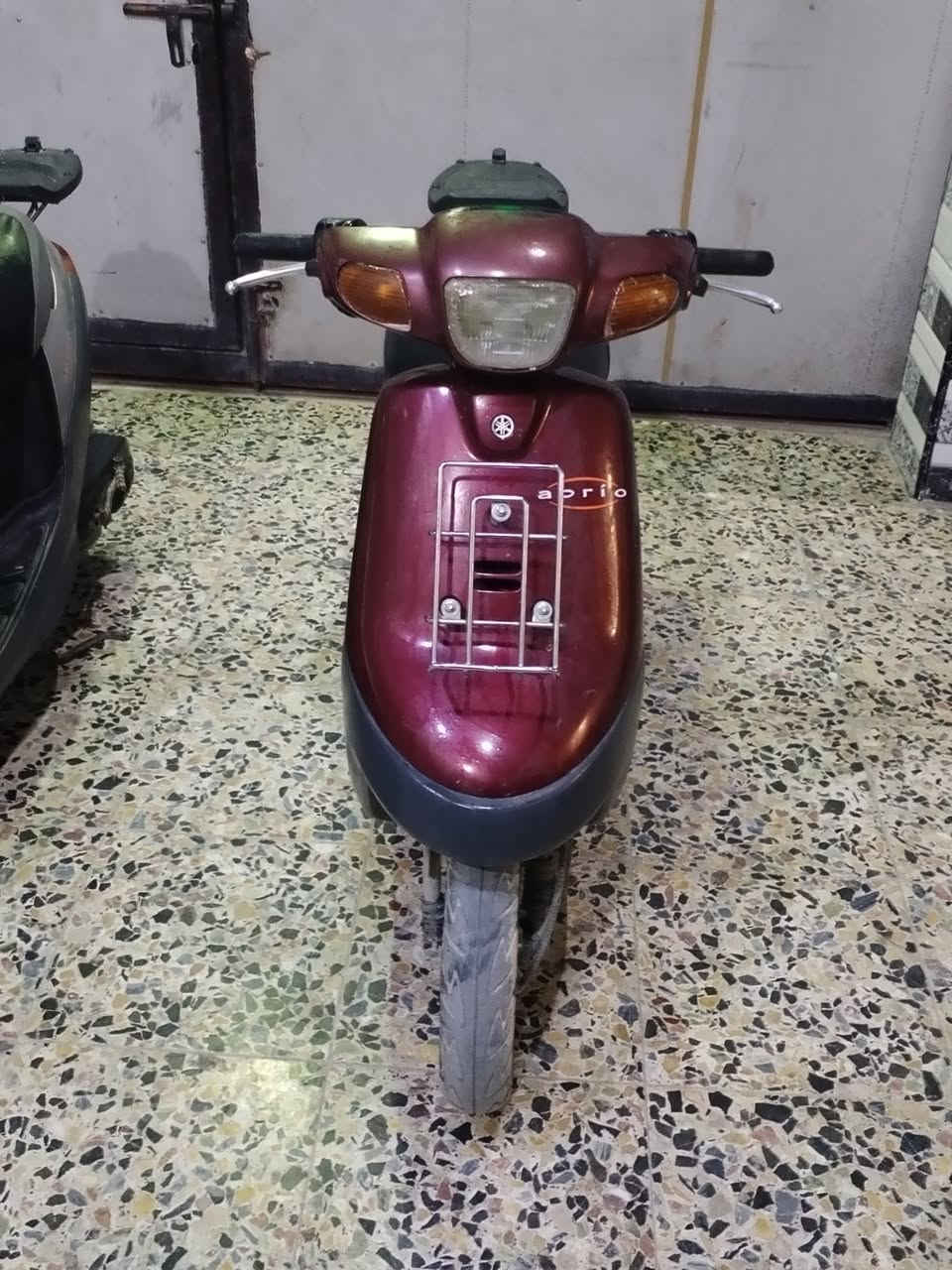 بطات ثنين وحده ماروني وحده رصاصي بلادي الفين وتلاثه ثنينهن دراجات مابيهن صوت روله لا صوت أكسن ولا صوت كير كهربائيات كله شغاله ***********
