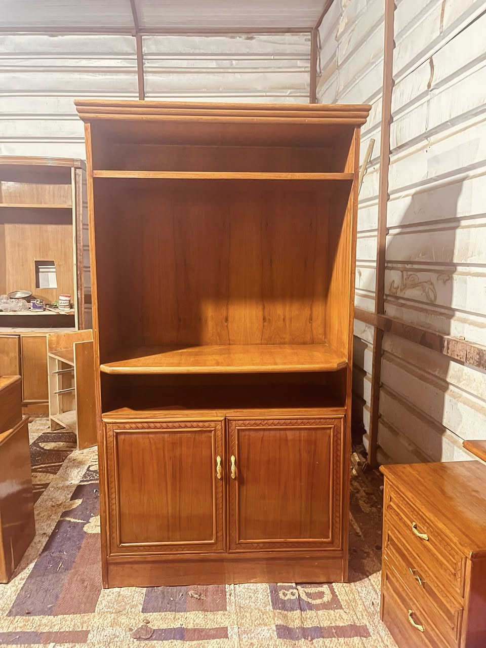 غرفه اخشاب للبيع ست ابواب ملحق صاج نضيف نقص زاويه مثل مموضح بصوره السعر 650 الاتصال على الرقم *********** بغداد متواجد واتساب وعندي توصيل بكروه
