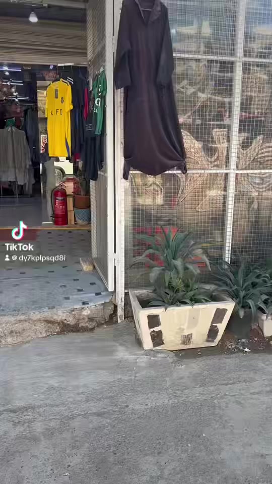 للبيع بيت مع محلات ١٩٠ متر تجاوز سعره ٥٥ مليون رئاسة العبيدي جامع الامام علي اتصال ***********
