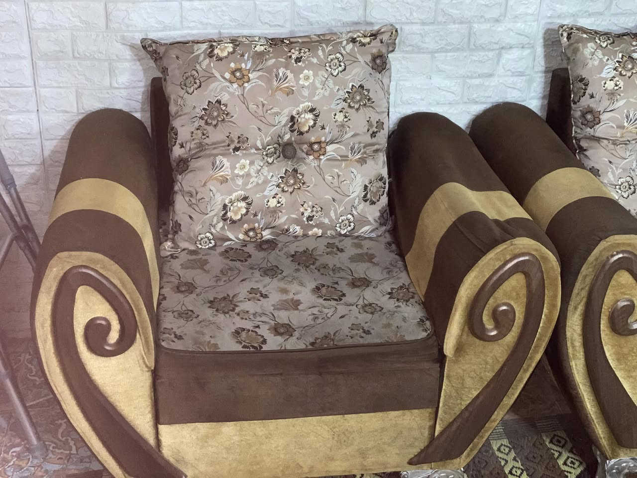 سلام عليكم 
تخم قنفات ١٠ مقاعد السعر ١٥٠ الف وبي مجال بسيط 
مكاني بغداد الامين الثانية *********** بي واتساب
