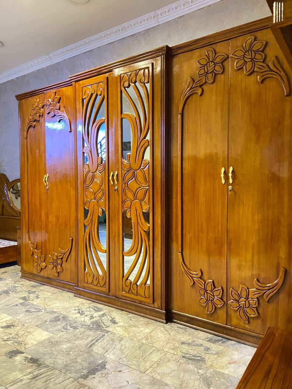 اترخص من مدير المحترم الغرفه ستة ملحق داخلي صاج تزكام درجه اولى خشب ثقيل 5 ملم الغرفه داخل وخارج تخت جربايه صاج بلوك اي ضرار مابيه استعمال قليل السعر650 رقم هاتف *********** بغداد اتصال عل رقم فقط
