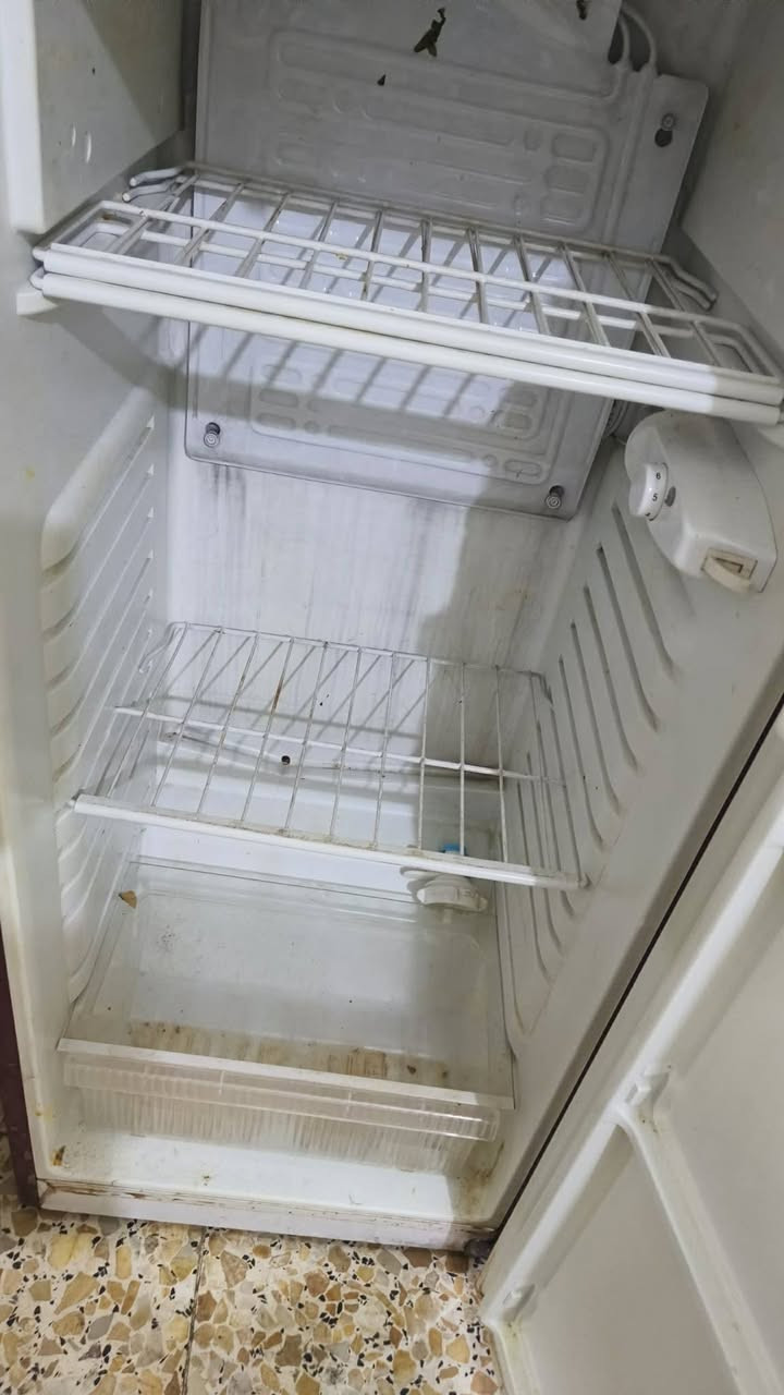 ثلاجه للبيع شغاله وعلفحص ١٤ قدم للتواصل واتساب *********** مكاني في سبع البور
