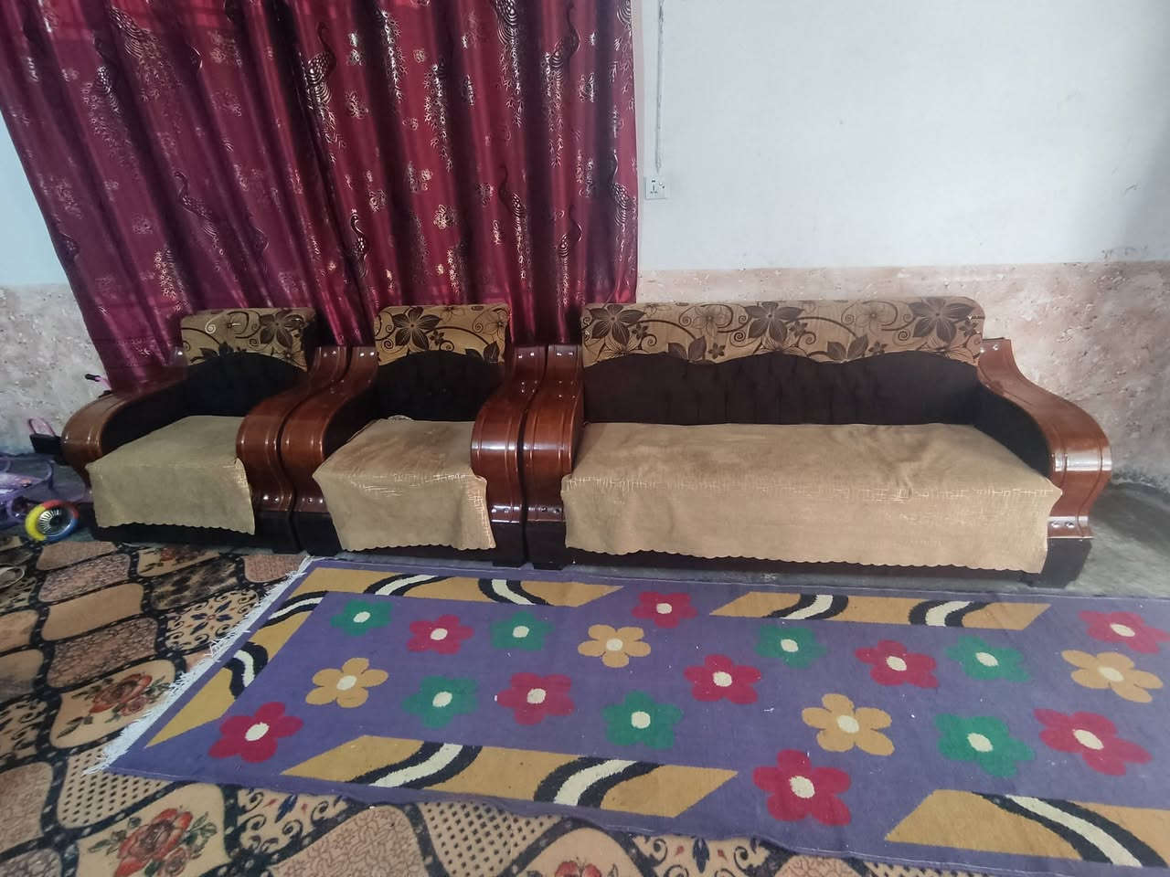 تخم للبيع عشر مقاعد قنفه وحده بيه ظرر بسيط العنوان ديالى المقدادية قرب مستشفى الزهراء  ‏‪0771 087 9005‬‏
