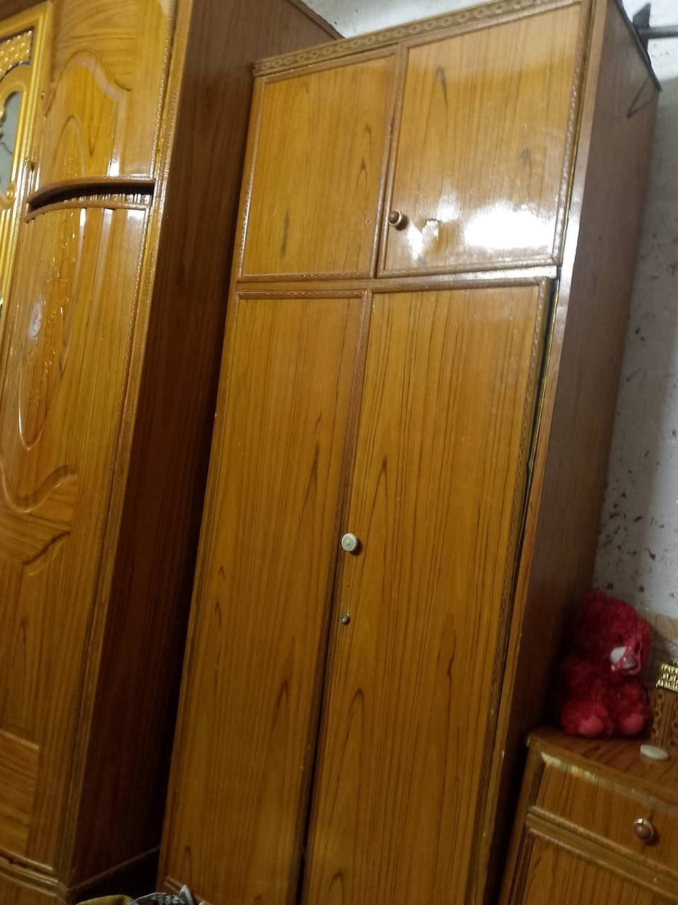 غرفه نوم للبيع رايدها ب٣٥٠ غرفه شوي تعبانه يراد الها ترتيب الميز مكسور المرايه مالته وهذا رقمي ***********
