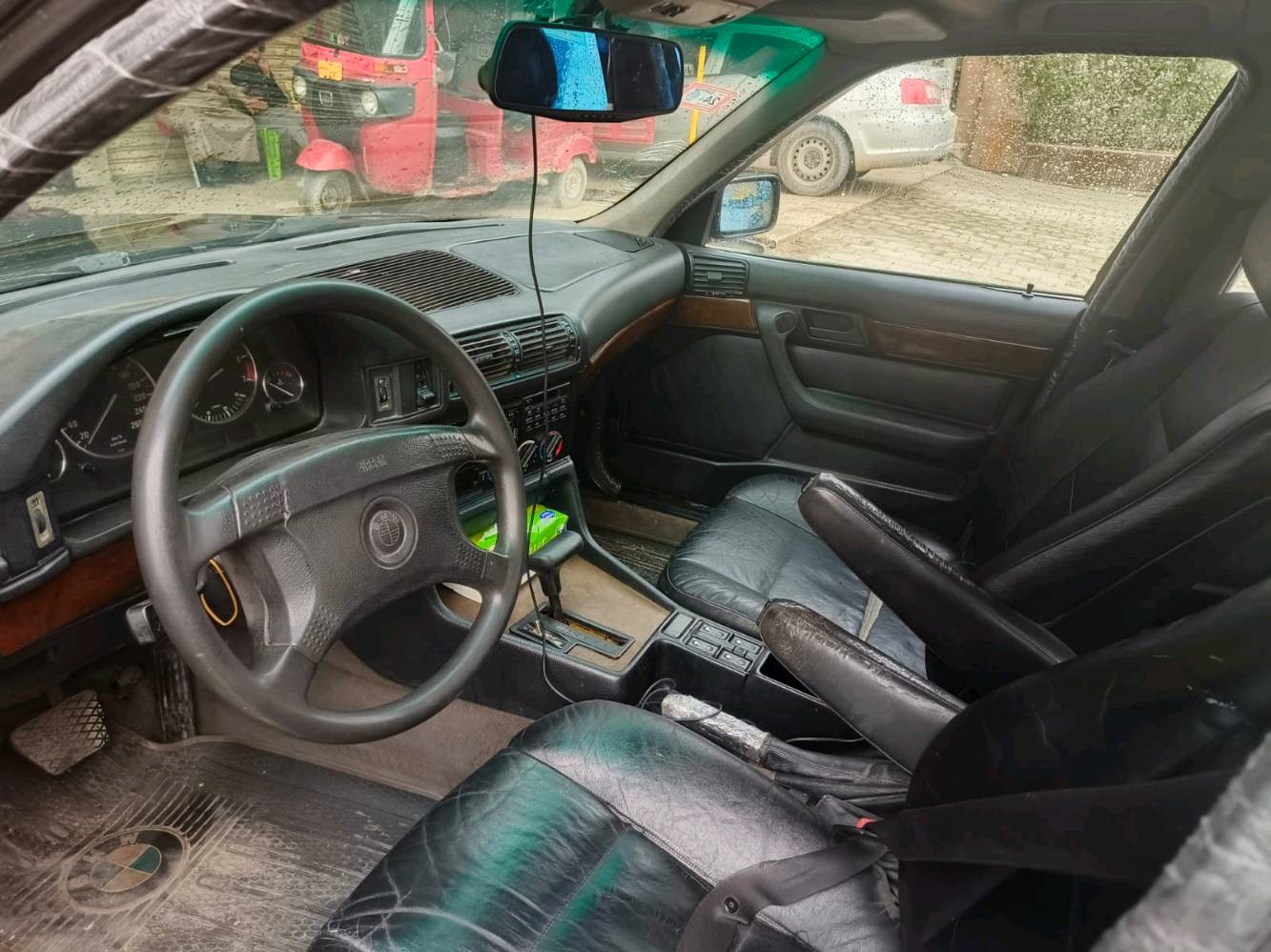 السلام عليكم بي ام 530ثمانية سلندر موديل 1994مصبوغة جمالية مابيها اي نقص رقم كربلاء باسمي مشروع وطني تحويل وين مكان من سكنة بغداد و الله السيارة هاون منظومة غاز 50لتر سيارة ما تصرف عليه فلس والجاي يدلل على السعر بيه مجال حك الجية