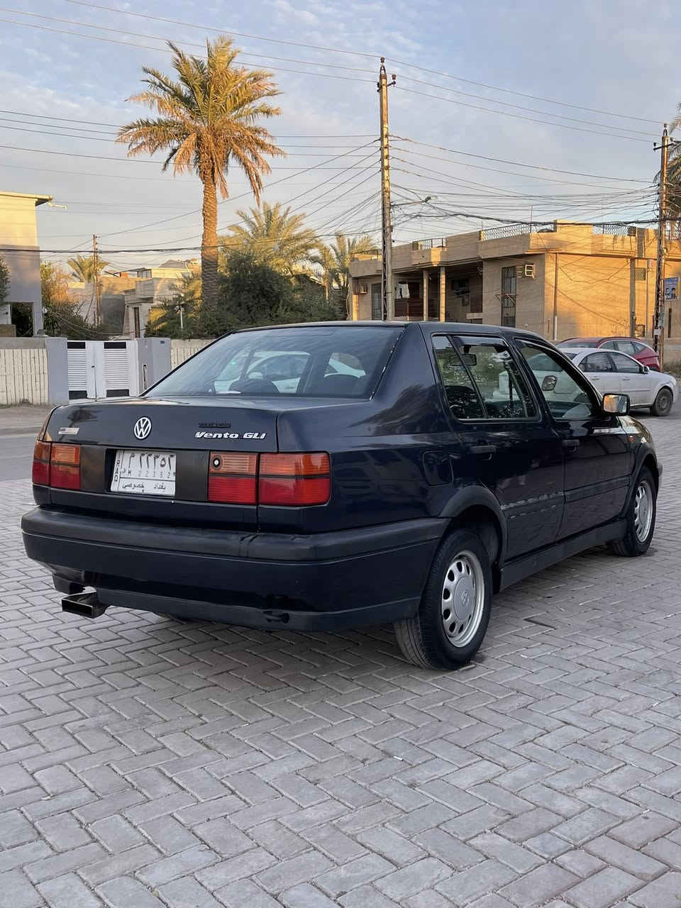 السلام عليكم ورحمة الله وبركاته
فنتو موديل 1994 
رقم بغداد الماني مشروع وطني 
مكينه 2000 بيضه
بيها دخانه من صالصنه فقط
كير مكفول على الفحص
تبريد شغال 
صدر امامي خلفي جديد 
ضربه فقط جاملغ خلفي وطارف الحوض
وشرط الباقي صبغ فقط بدون معجون تجي وتشوف وتفحص
غرفتها جديده جداً كراسي وبطاين بوب ودشبول لا كسر لا فطر 
كهربئيات كلها شغاله مابيها اي نقص
عنوانها بغداد العامريه شارع العمل الشعبي 
سعرها 45 
***********
