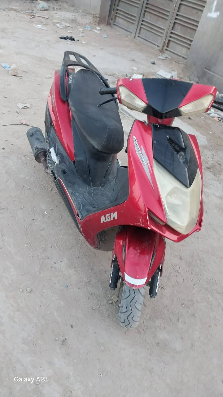 السلام عليكم دراجه سكنس للبيع
الدراجه كامله مكينتها ناعمه كهربائياتها كلها شغاله 

سلف هندر  تجي تنكر سلف وتروح 

السعر300 وبها مجال للشراي 

موجود خاص وهاذا رقمي ***********
