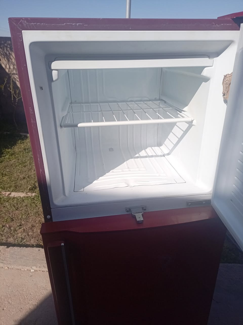 السلام عليكم متاح ثلاجةتسعة قدم نضافة 90بامية استعمال قليل المكان القائم السعر 175وبي مجال والشراي يتفضل ***********
