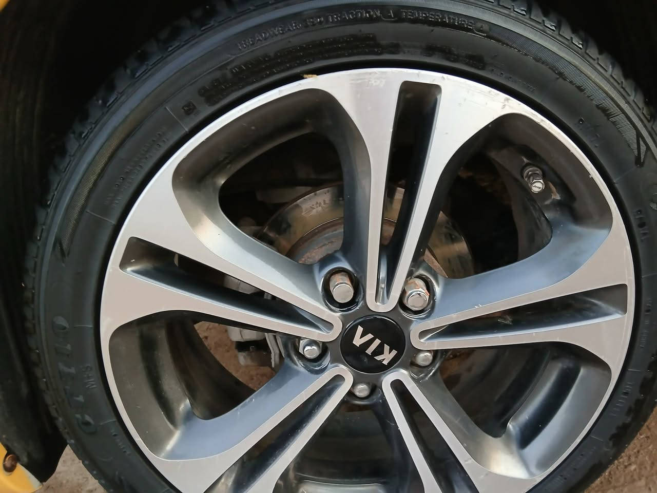 السلام عليكم تخم تاير جديد بس واحد مكسور بيهن والوياله كلش انظاف مكاني الديوانيه رقم  *********** السعر 300 بيهن مجال 
.   .
