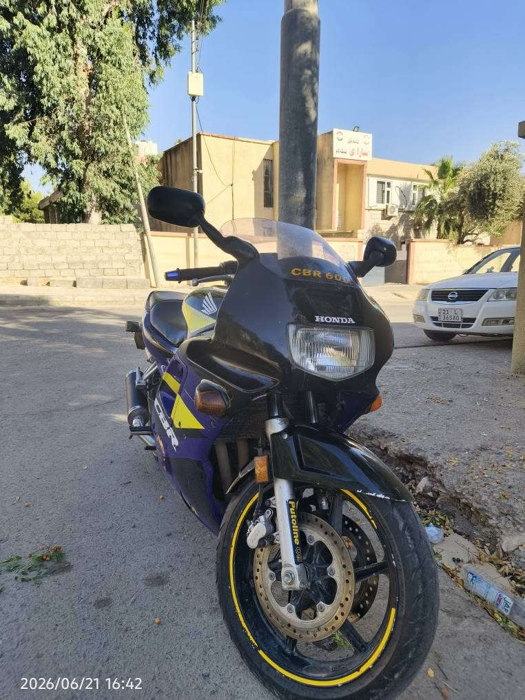 Cbr 600 f2 
هۆندای مواسەفات ئەمریکی مۆدێل 1994
4پستۆن مەکینە کەپس بێ بوخاروو بێ دوکەڵ 
کارەبایی مەزبوت گێڕی مەزبوت
تایەی تازەیە ڕۆنی تازە گۆراوە هەمو شتێکی بەشەرت 
نرخ 23وەرەقە کەمێک مەجال 
*********** دخان, السليمانية
