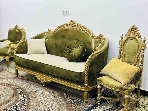 سلام عليكم.مكلف بالنشر.. تخم قنفات زان تفصال مصري مكون من قنفتين الوحده ام 3 نفر واربع كراسي من ضمنهن كرسي جبير وطابوريه  3 نفرات كما موضح بالصور اي استفسار يم هذا الرقم ‭٠٧٧٠ ٥٧٤ ٨١٠٤‬
