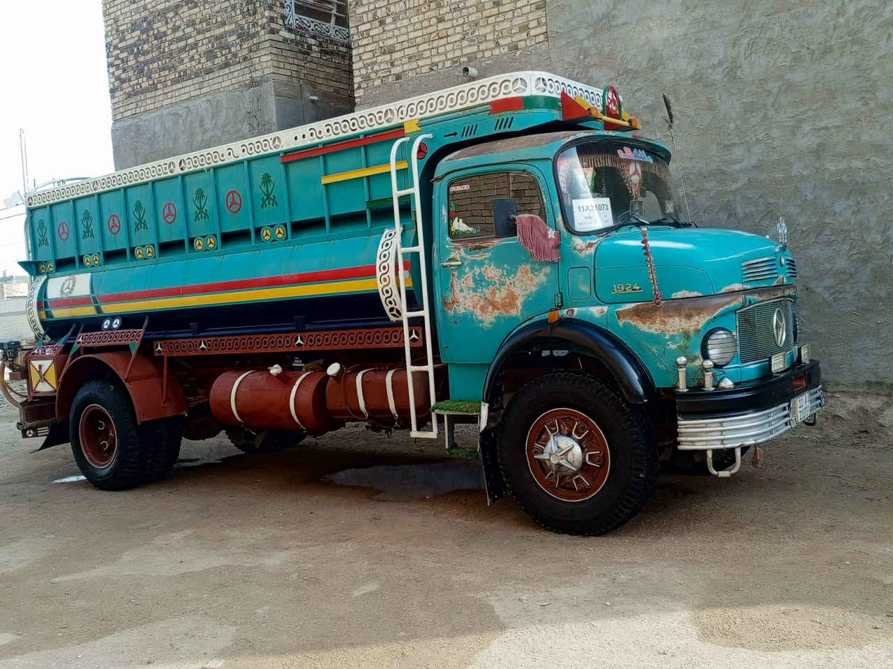 ابوردين للبيع موديل ٧٥ ثمانيه طن مكفوله كفاله عامه شاصي مكينه وكير كله على شرط العنوان نجف رقم انكليزي بسمي قماره بلادي  سياره مال جناي والله ماذب عليه حتى الف ***********
